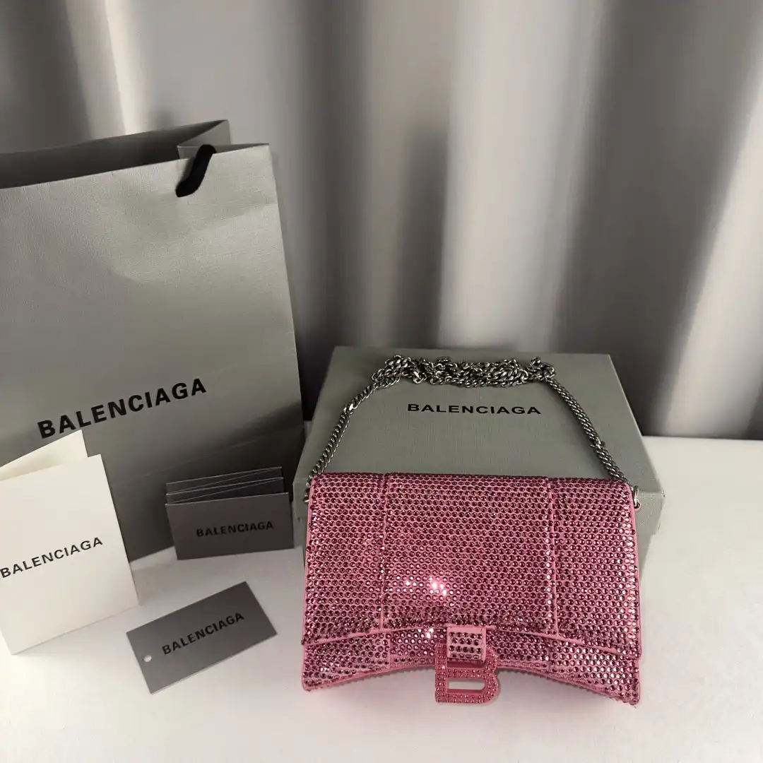 BALENCIAGA HOURGLASS WALLET ON CHAIN 0128