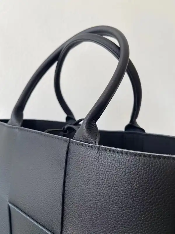 Tony Luxuries BOTTEGA VENETA ARCO MEDIUM TOTE 0206