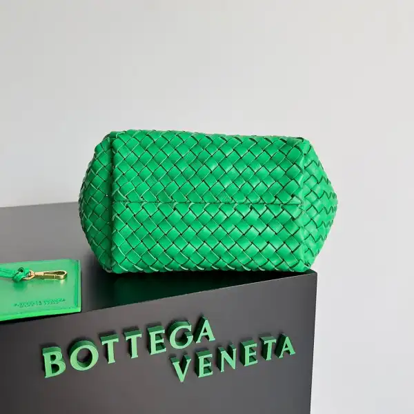 Tony Luxuries BOTTEGA VENETA MINI CABAT 0206