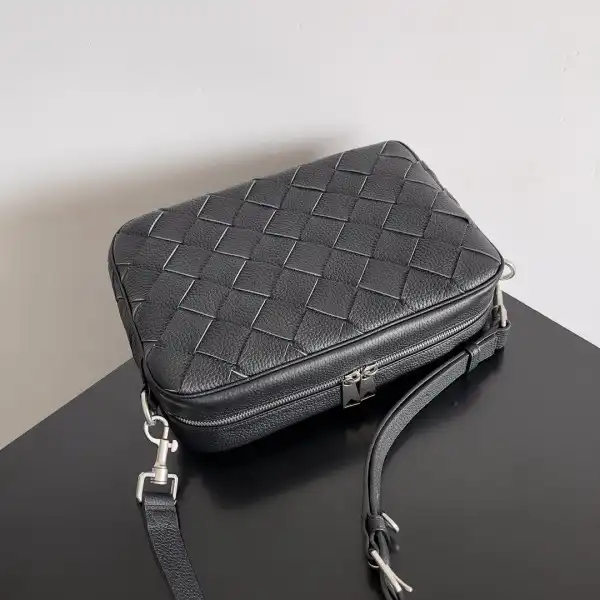 Tony Luxuries BOTTEGA VENETA Medium Intrecciato Camera Bag 0206