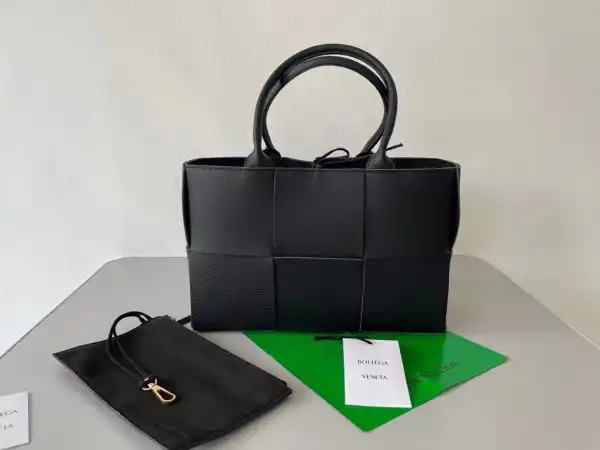 BOTTEGA VENETA ARCO MEDIUM TOTE 0206